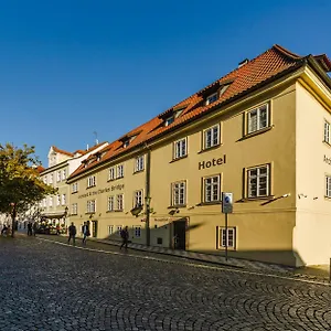 Archibald At The Charles Bridge Отель Прага